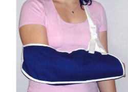 REGGIBRACCIO SEMPLICE MISURA MEDIA. CONSENTE L'IMMOBILIZZAZIONE IN POSIZIONE CORRETTA DEL BRACCIO NEI CASI DI SLOGATURE, TRAUMI ED INGESSATURE. CON IMBOTTITURA PER APPOGGIO MANO - Farmaunclick.it